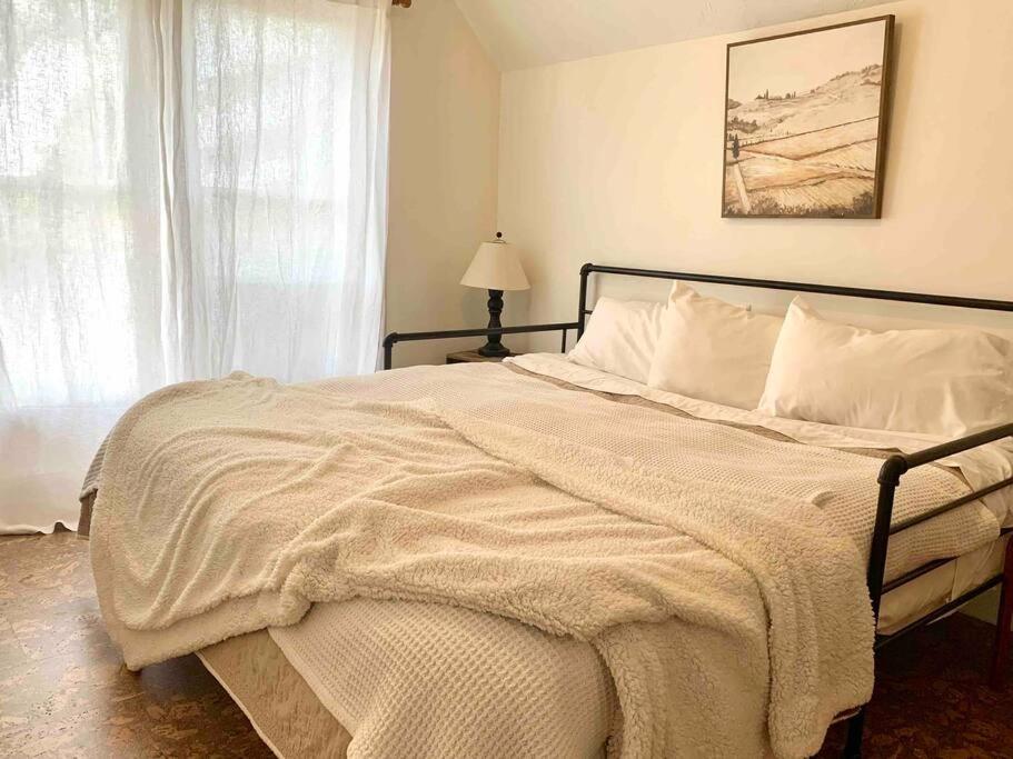 Victorian Guest Getaway-20Mins To Glacier National Park-10Mins To Airport! 컬럼비아 폴스 외부 사진